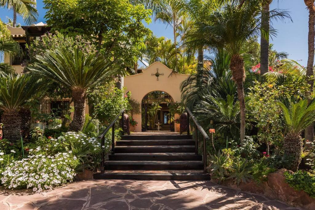 Grand Mansion With Tropical Park Villa