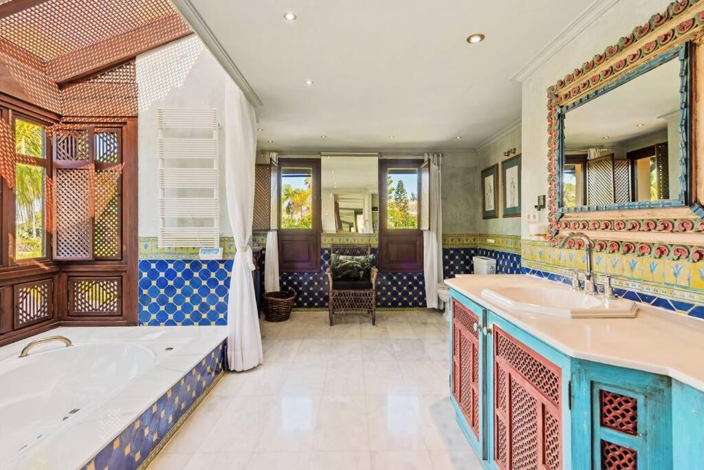 Villa Grand Mansion With Tropical Park Marbella