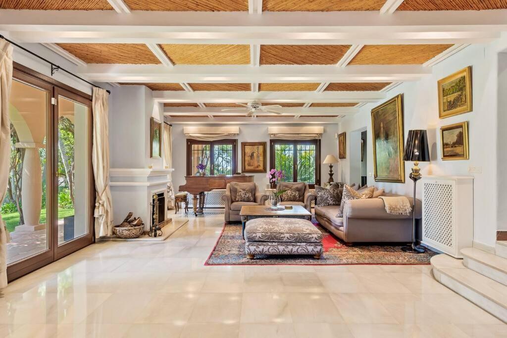 Grand Mansion With Tropical Park Marbella